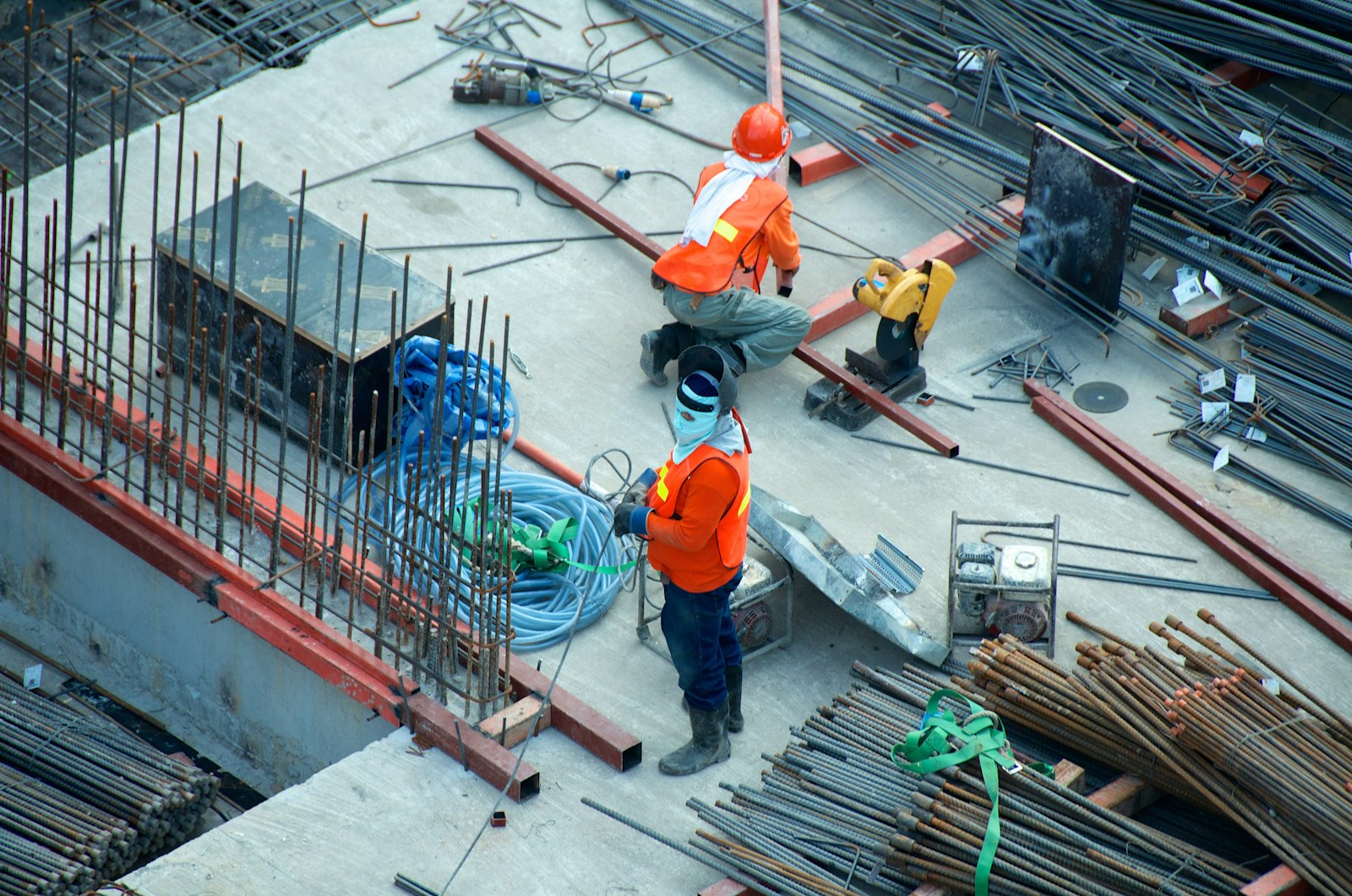 Obra de construcción y reparación del hogar: profesionales trabajando en estructura de hormigón